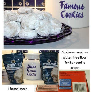 Op de afbeelding: Een close-up van een bord met koekjes die bestrooid zijn met poedersuiker. De koekjes zijn in een cirkel op een paars bord gerangschikt. Het bord staat op een wit oppervlak. Een pot met de tekst "Leesa's Famous Cookies" staat op de achtergrond. De tekst "Customer sent me gluten free flour for her cookie order!" staat op een witte achtergrond.