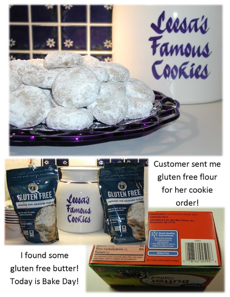 Op de afbeelding: Een close-up van een bord met koekjes die bestrooid zijn met poedersuiker. De koekjes zijn in een cirkel op een paars bord gerangschikt. Het bord staat op een wit oppervlak. Een pot met de tekst "Leesa's Famous Cookies" staat op de achtergrond. De tekst "Customer sent me gluten free flour for her cookie order!" staat op een witte achtergrond.