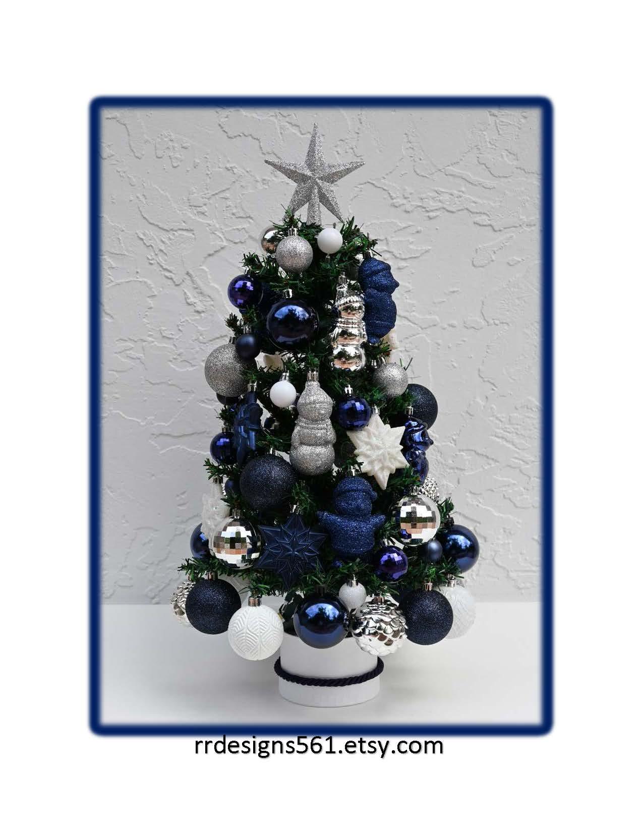 Árbol de Navidad azul y plateado, totalmente decorado, para entrada, de mesa,  decorado, 50 luces transparentes, estrella plateada en la parte superior. -  Etsy México, image size:1275x1650