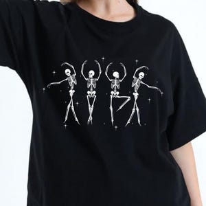 Camiseta de esqueleto bailando de los 90, estilo vintage, retro, Y2K, divertida, con calaveras, para amantes del baile, de broma, para Halloween.