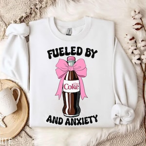 Kokette Schleife angetrieben durch Cola Light und Angst Png, lustiges Geschenk für Cola-Liebhaber, Cola Pink Schleife Png, Cola Png, Soda-Liebhaber Png