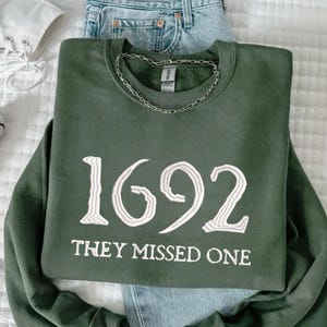Camisa bordada &quot;Eles Perderam Um&quot; de 1692, camisa de Halloween, camisa da bruxa de Salem, camisa de Salem 1692, moletom da bruxa de Salem, moletom de bruxa para presente