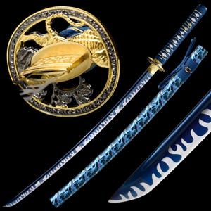 Puede incluir: Una espada katana japonesa con una hoja azul y un patrón de olas blancas. El mango está envuelto en tela azul con un patrón de diamantes. La guarda es dorada con un diseño de dragón. La vaina es azul con un patrón de rayos.
