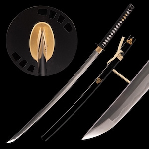 Puede incluir: Una espada katana japonesa con una vaina y empuñadura negras. La hoja es plateada y la guarda es negra con detalles dorados. La espada se muestra sobre un fondo negro.