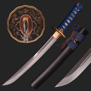 Puede incluir: Una katana japonesa tradicional con un mango de patrón azul y blanco, una vaina negra y una tsuba de metal decorativa con un diseño de dragón.