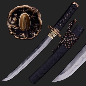 Può includere: Una katana nera e argentata con un'impugnatura dorata decorativa e un fodero nero. Il fodero ha un design a drago dorato. La spada è su uno sfondo nero.