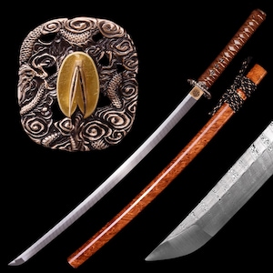 Puede incluir: Una katana japonesa ornamentada con una hoja de acero pulido y un mango de madera. La vaina es de un rico color marrón rojizo. La tsuba, o guarda, presenta un relieve detallado de dragones y nubes.