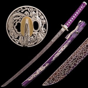 Puede incluir: Una espada katana japonesa con empuñadura y vaina moradas. La hoja tiene un patrón detallado y la guarda presenta un diseño de dragón. La vaina tiene un diseño de dragón en plata. La espada se muestra sobre un fondo negro.