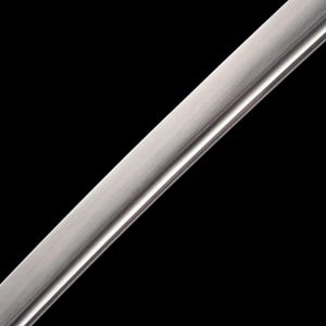 Peut inclure: Gros plan en diagonale d'une moulure en m&eacute;tal bross&eacute;. La moulure a un profil rectangulaire avec un bord arrondi et un canal encastr&eacute;. Le m&eacute;tal a une finition mate et refl&egrave;te la lumi&egrave;re, cr&eacute;ant des reflets et des ombres sur fond noir.