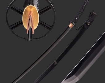 Puede incluir: Una katana negra con una vaina negra y un mango negro y dorado. La espada se muestra sobre un fondo negro.