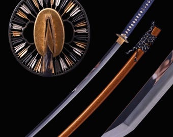 Puede incluir: Una espada katana japonesa con una hoja de acero pulido y un mango azul oscuro. La vaina es de color bronce metálico. La tsuba, o guarda, presenta un diseño circular con motivos de flechas en oro, plata y negro.