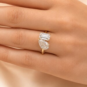 Toi Et Moi-ring, 4,80 TCW smaragd- och päronslipad moissanitring, förlovningsring i gult guld, ring med två stenar, brudring, jubileumsring.