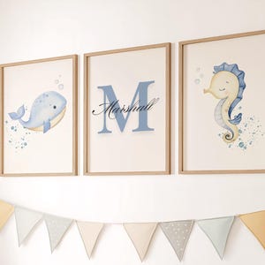 Conjunto de 3 impressões de arte de parede para berçário sob o mar, nome personalizado para berçário, arte de parede com inicial do nome do bebê personalizada, decoração de berçário com tema de oceano