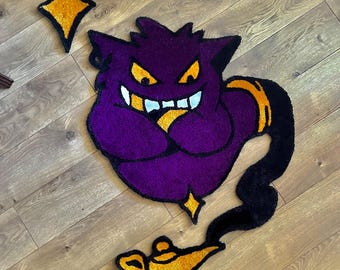 Puede incluir: Una alfombra morada con forma de genio de dibujos animados, con ojos y detalles amarillos. La alfombra incluye una lámpara amarilla y un adorno en forma de estrella amarilla. El genio tiene una cola negra, sobre un suelo de madera.