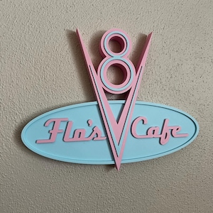 以下が含まれることがあります： 黒いハンドルと「But First, Coffee」のテキストが黒い太字で書かれた白いセラミックマグ。マグは白い表面に置かれています。マグの高さは約10cmです。