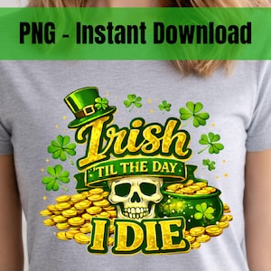 Może przedstawiać: Szara koszulka z grafiką na Dzień Świętego Patryka. Projekt przedstawia czaszkę, garnek złota, zielony kapelusz oraz napis "Irish 'Til The Day I Die" złotymi literami. Zielone koniczyny są rozrzucone wokół projektu.