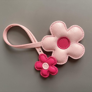 Simulation porte-clés fleur dessin animé, pendentif sac à fleurs en cuir recto-verso, porte-clés pendentif sac à fleurs en cuir cousu main