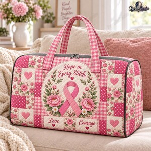Op de afbeelding: Een gewatteerde reistas met een patchworkpatroon van roze en witte vichy-ruitjes en bloemen. Het midden toont een roze bewustzijnslint omringd door bloemen en de tekst Hope in Every Stitch, Love en Courage met kleine hartjes.