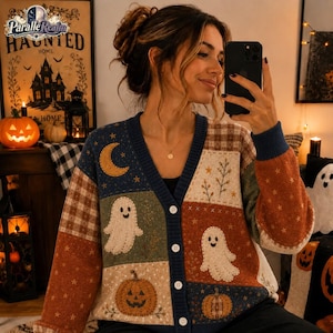 Könnte beinhalten: Eine langärmelige Strickjacke mit V-Ausschnitt und Patchwork-Design, verziert mit verschiedenen Halloween-Motiven wie weißen Geistern, orangefarbenen Kürbissen, einer gelben Mondsichel, braunem Karomuster und kleinen Sternen.
