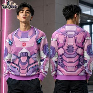Op de afbeelding: Een sweatshirt met lange mouwen en ronde hals met een all-over grafische print van futuristische roze en paarse robotpantsering. Het ontwerp bevat ingewikkelde geometrische panelen, mechanische details en een rood embleem op de borst.