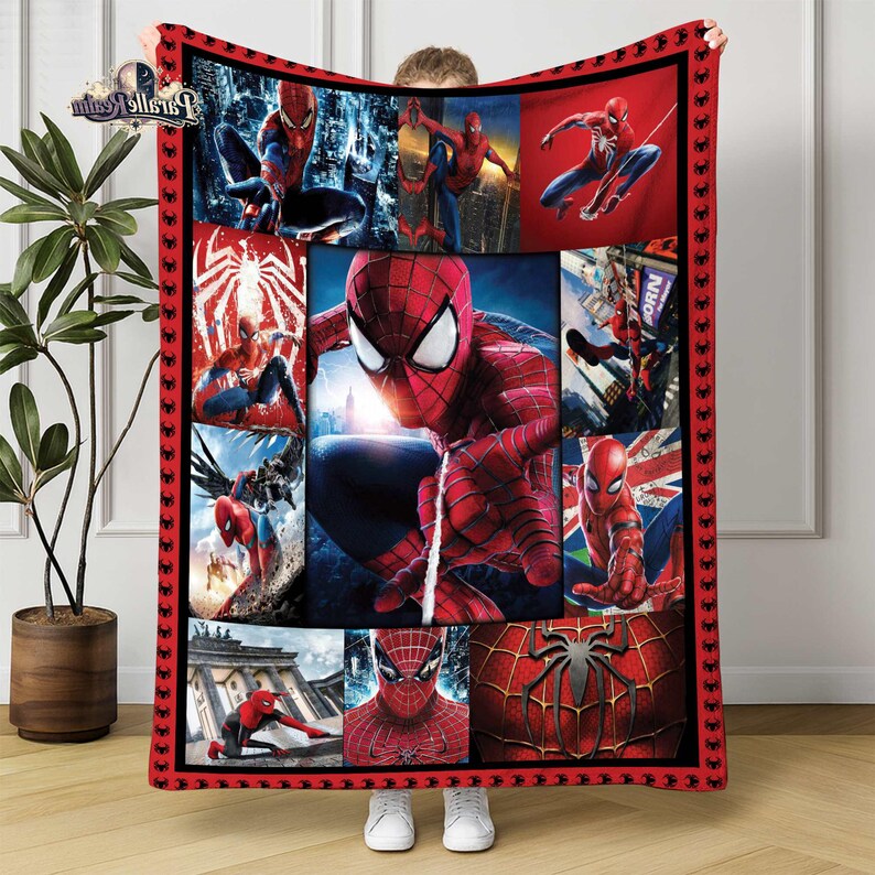 Puede incluir: Una manta roja y negra con tem&aacute;tica de Spider-Man que presenta m&uacute;ltiples im&aacute;genes del superh&eacute;roe en poses de acci&oacute;n. La manta tiene un borde rojo con iconos de ara&ntilde;as negras y un collage de im&aacute;genes de Spider-Man.
