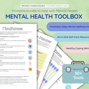 Może przedstawiać: Drukowany zestaw narzędzi do zdrowia psychicznego z tekstem "MENTAL HEALTH TOOLBOX". Obraz zawiera strony z technikami uważności, planerem i zdrowymi nawykami. Obecna jest również jasnoniebieska grafika skrzynki narzędziowej z tekstem "30+ Tools".