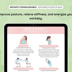 Puede incluir: Una tableta digital muestra una infograf&iacute;a rosa y blanca titulada "DESK STRETCH 1". El gr&aacute;fico proporciona instrucciones para la liberaci&oacute;n del cuello, encogimiento de hombros, apertura de la parte superior de la espalda y flexiones laterales. El texto en la parte superior dice "Mejora tu postura, alivia la rigidez y energiza tu jornada laboral."