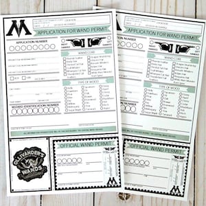 Puede incluir: Un formulario de solicitud imprimible para un permiso de varita mágica. El formulario tiene campos para el nombre del solicitante, el núcleo de la varita, el tipo de madera y el número de identificación del mago. El formulario también incluye un espacio para un sello oficial de permiso de varita mágica.