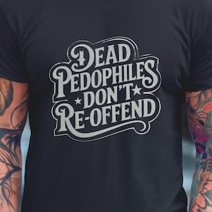 Op de afbeelding: Zwart t-shirt met de tekst "Dead Pedophiles Don't Re-Offend" in een vintage-stijl ontwerp. De tekst is lichtgrijs, met een decoratieve rand.