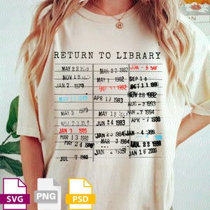 Op de afbeelding: Crèmekleurig T-shirt met een vintage bibliotheekkaartontwerp. Het ontwerp toont de tekst "RETURN TO LIBRARY" en een lijst met datums, gedrukt in zwarte inkt. Dit casual T-shirt heeft een retro-esthetiek.