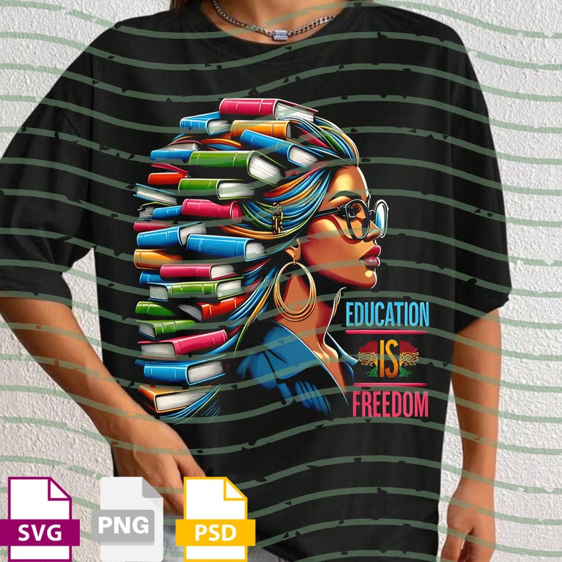 Op de afbeelding: Zwart T-shirt met een afbeelding van een vrouw met boeken in haar haar, een bril en gouden oorringen. De tekst "EDUCATION IS FREEDOM" staat onder de afbeelding. Het shirt heeft groene horizontale strepen.