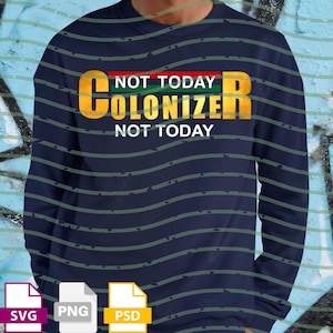 Könnte beinhalten: Marineblaues Langarm-Sweatshirt mit dem Text "NOT TODAY COLONIZE NOT TODAY" in Gold, Rot und Grün. Der Hintergrund hat ein wellenförmiges Muster. Das Bild enthält auch SVG-, PNG- und PSD-Dateisymbole.