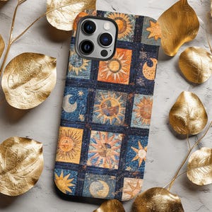 Funda con estampado de colcha de arte popular celestial, funda vintage de patchwork con estrellas, lunas y sol para iPhone 16, 15, 14, 13, 12 y 11 Plus Pro Max, Samsung Galaxy S23, S24 y S25.