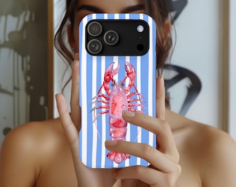 Puede incluir: Una funda para teléfono con una ilustración de langosta roja estilo acuarela centrada sobre un fondo de rayas verticales azul claro y blancas. La funda incluye un módulo de cámara negro y el texto Tough Case & Magsafe en la esquina.
