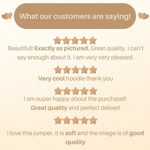 Puede incluir: Un gr&aacute;fico de rese&ntilde;as de clientes con el texto What our customers are saying! seguido de cuatro conjuntos de valoraciones de cinco estrellas. El texto incluye comentarios positivos sobre una sudadera y un jersey, destacando calidad y suavidad.