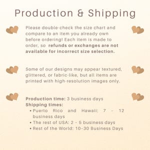Puede incluir: Un gr&aacute;fico informativo con fondo crema claro y texto marr&oacute;n titulado Production & Shipping. Incluye instrucciones para revisar las tablas de tallas, notas sobre la calidad de impresi&oacute;n y una lista de tiempos de producci&oacute;n y env&iacute;o para EE. UU. y el mundo.