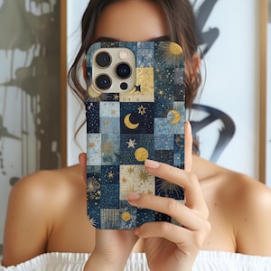 Könnte beinhalten: Handyhülle mit Himmelsmotiv mit einem Patchwork-Design aus marineblauen, hellblauen und goldenen Quadraten. Die Hülle ist mit goldenen Sonnen, Monden und Sternen verziert. Die Handyhülle ist für ein Smartphone konzipiert.