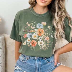 Camiseta Cottagecore con ramo de flores silvestres en colores pastel de Comfort Colors®, camiseta con flores silvestres, camiseta con flores botánicas, regalo para jardineros, flores prensadas vintage
