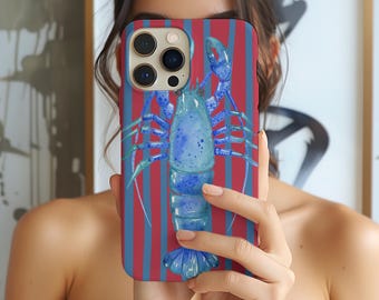 Puede incluir: Funda de teléfono con una ilustración de langosta azul sobre un fondo a rayas rojas y azules. El diseño de la langosta es detallado y vibrante. La funda tiene un acabado brillante y está diseñada para un smartphone.
