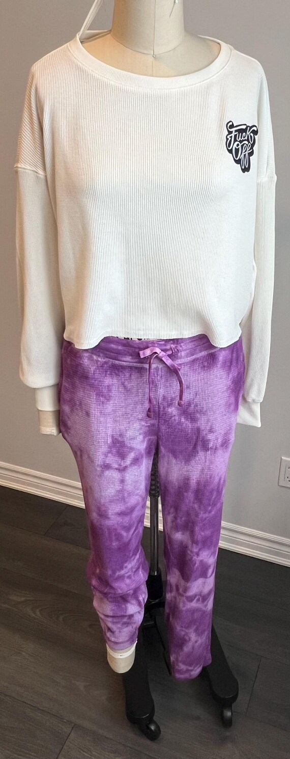 Pantalones deportivos tipo jogger con efecto tie-dye en morado