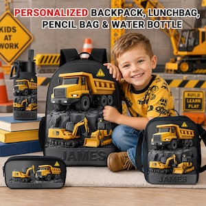 Puede incluir: Un conjunto de mochila, bolsa de almuerzo, estuche y botella de agua negros con gráficos de vehículos de construcción amarillos y el nombre James. El texto dice: PERSONALIZED BACKPACK, LUNCHBAG, PENCIL BAG & WATER BOTTLE. Incluye camiones y excavadoras.