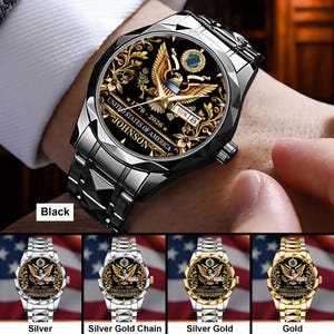 Puede incluir: Un reloj de pulsera negro con una correa de acero inoxidable. La esfera del reloj presenta un diseño de águila dorada, el texto "UNITED STATES OF AMERICA" y el nombre "JOHNSON". El reloj también muestra la fecha y el texto "1776-2026".