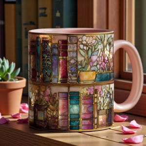 Puede incluir: Una taza de cerámica decorativa con asa y borde rosas. La taza presenta un diseño de vidriera de estanterías y flores en macetas en tonos rosa, verde y dorado. La taza está sobre una superficie de madera con pétalos de flores rosas esparcidos.