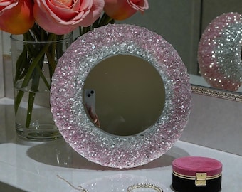 Espejo de resina de geoda hecho a mano con decoración de cristal rosa y plateado. Espejo de pared o tocador brillante.