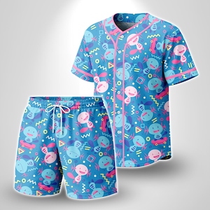 Può includere: Un completo coordinato composto da camicia da baseball e pantaloncini blu. Il completo presenta un motivo ripetuto di personaggi dei cartoni animati su skateboard, forme geometriche e linee ondulate. La camicia ha finiture e bottoni rosa. I pantaloncini hanno la vita con coulisse.