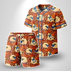 Könnte beinhalten: Ein Set aus einem kurzärmeligen Baseballtrikot mit Knopfleiste und passender Shorts, das mit einem durchgehenden Muster aus cremefarbenen Schafen mit blauen Gesichtern und Hörnern auf dunkelorangem Grund mit wirbelnden Wolken, Sternen und Monden bedruckt ist.