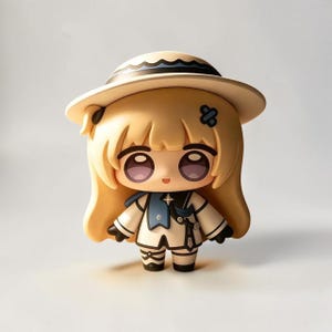 Puede incluir: Una pequeña figura estilo chibi que representa a un personaje con cabello largo rubio, ojos grandes y oscuros, y un sombrero color crema de ala ancha con borde azul. La figura viste un conjunto blanco y azul con un pequeño emblema de estrella.