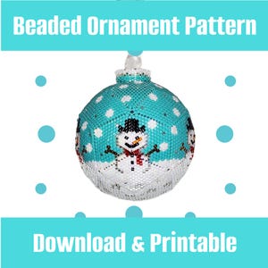Può includere: Un ornamento natalizio con perline con un design a pupazzo di neve. L'ornamento è turchese con pois bianchi e un pupazzo di neve al centro. Il testo "Beaded Ornament Pattern" e "Download & Printable" sono visualizzati.