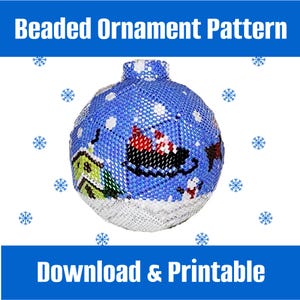 Può includere: Un ornamento natalizio di perline con sfondo blu e scena invernale. L'ornamento presenta una casa, una slitta e fiocchi di neve. Il testo "Beaded Ornament Pattern" e "Download & Printable" sono visualizzati.