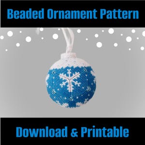 Peut inclure: Ornement de Noël perlé bleu et blanc avec un motif de flocon de neige. Le texte "Beaded Ornament Pattern" et "Download & Printable" est affiché. L'ornement a un ruban blanc pour l'accrocher.